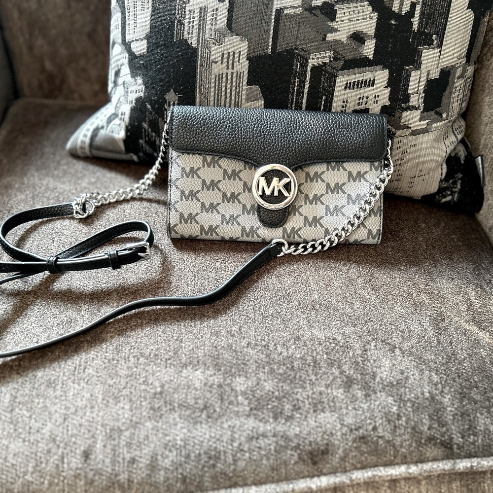 Michael Kors Vanna Pebble Leather Phone Crossbody Wallet Bag Black (new)